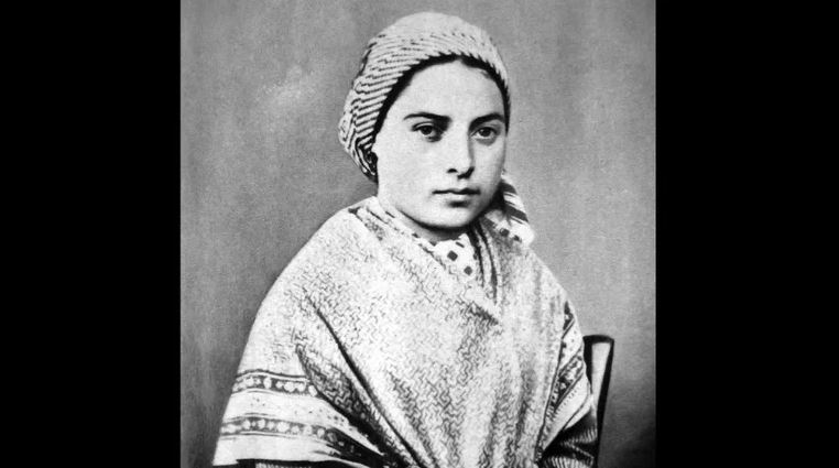 Bernardette Soubirous tenía 14 años cuando presenció la aparición de la Virgen.