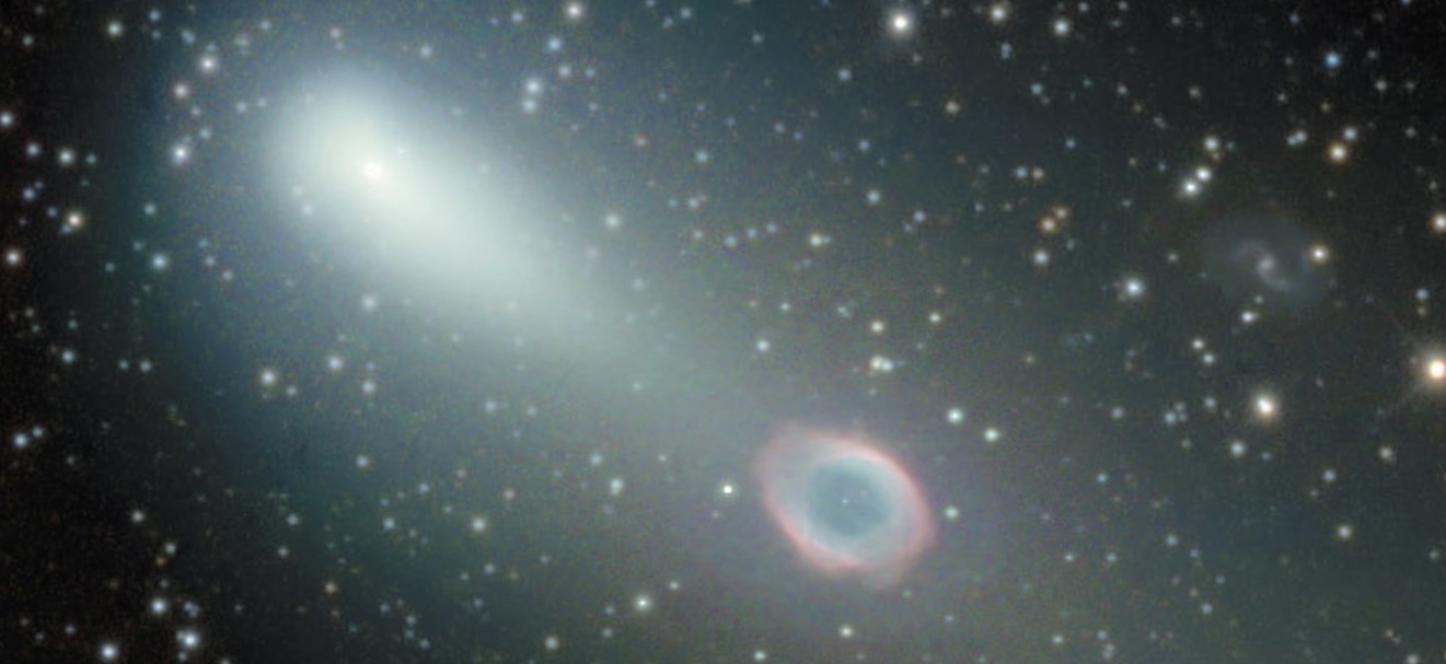 El fragmento C del cometa SW3 pasa casi frente a la galaxia M57.