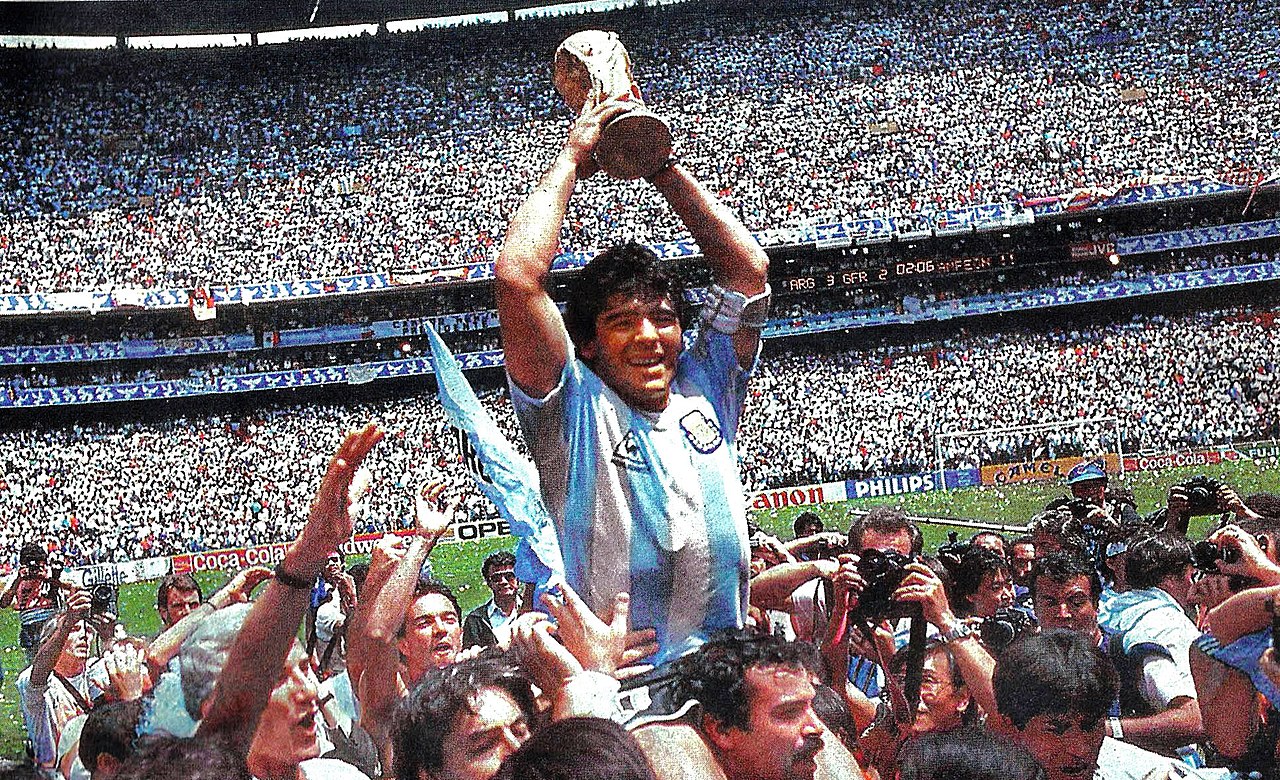Maradona alza la Copa Mundial de 1986, en el estadio Azteca.