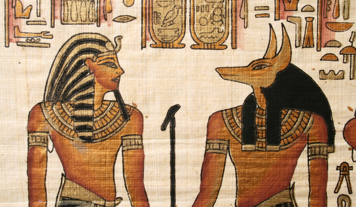 Anubis, el dios chacal, transportaba a los espíritus hasta Osiris.