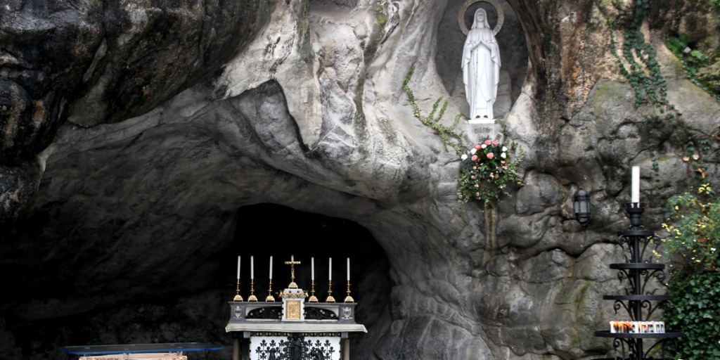 Altar en la Gruta de la Virgen de Lourdes.