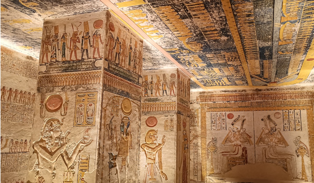 La tumba del visir Amenhotep Huy es una capilla de 30 columnas con escrituras.
