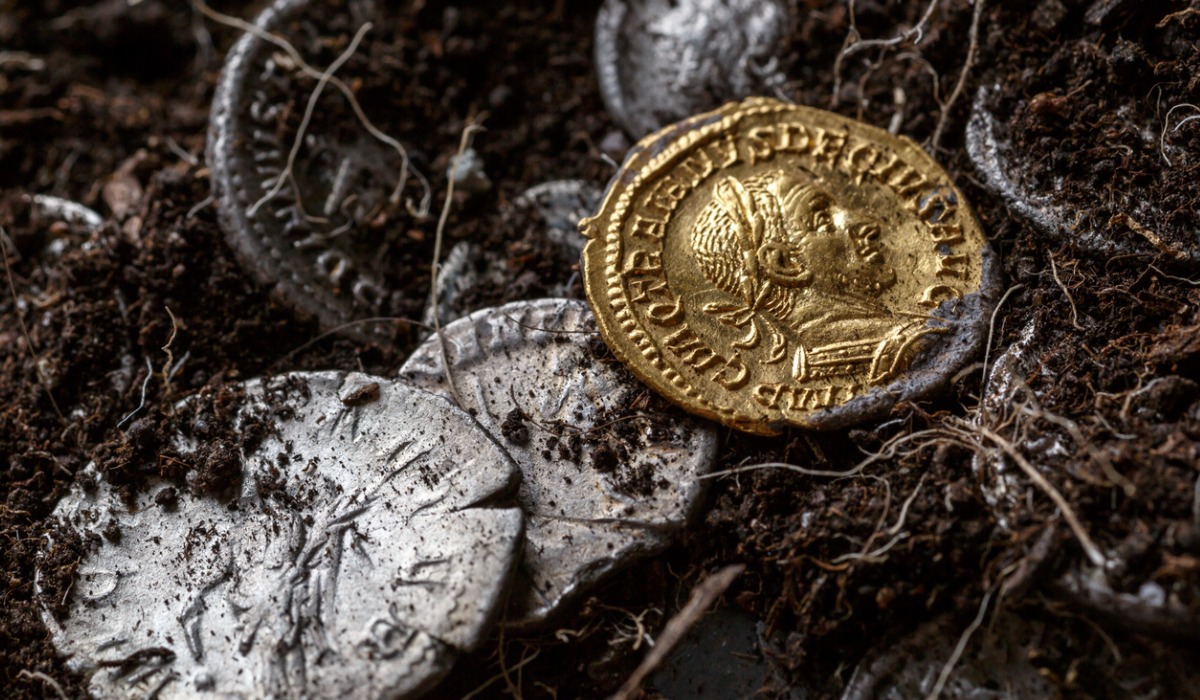 Se encontraron 53 monedas, incluyendo un sestercio de oro dedicado al emperador Marco Aurelio.
