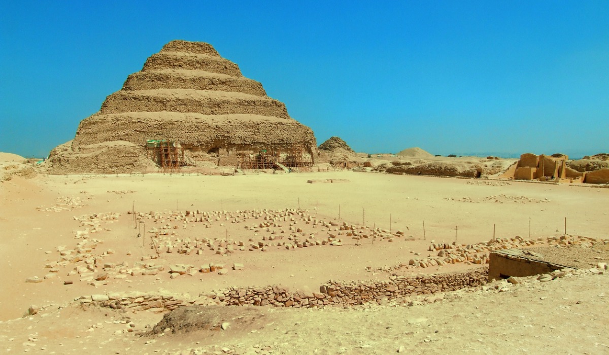 La Pirámide Escalonada de Djoser fue la primera construida por los antiguos egipcios, entre el 2667 y el 2648 a.C.