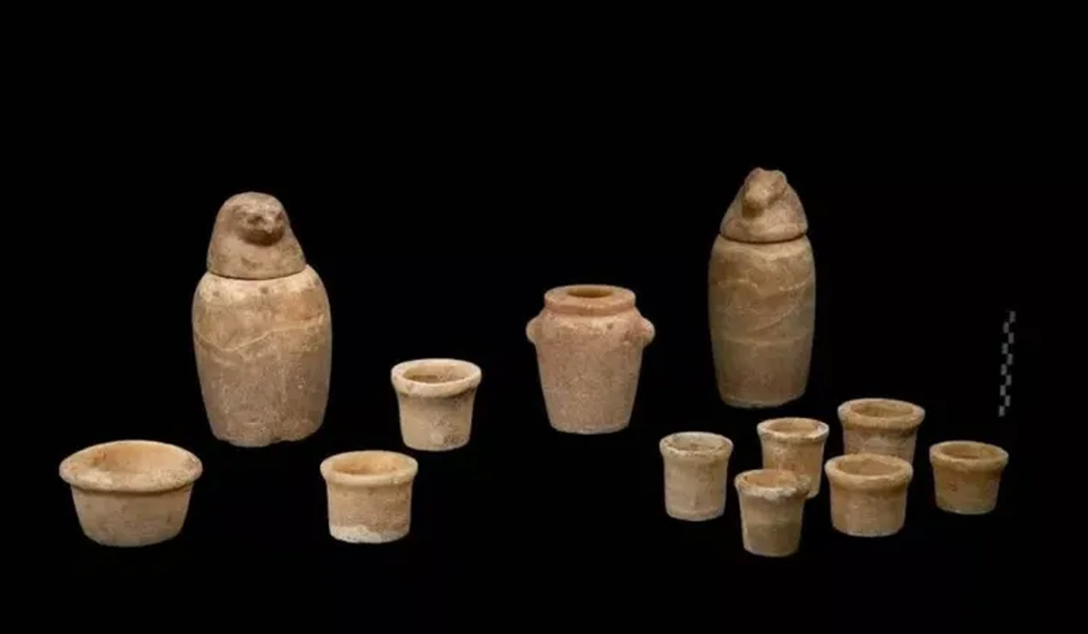 En el ataúd del general egipcio fueron hallados cientos de objetos de cerámica y figuras de barro.