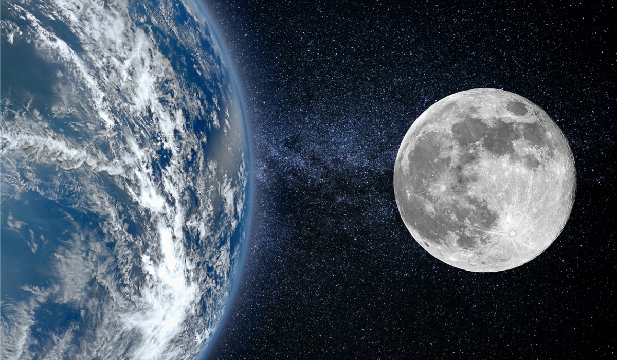 En la Tierra, la Luna condiciona el movimiento de las mareas altas y bajas.