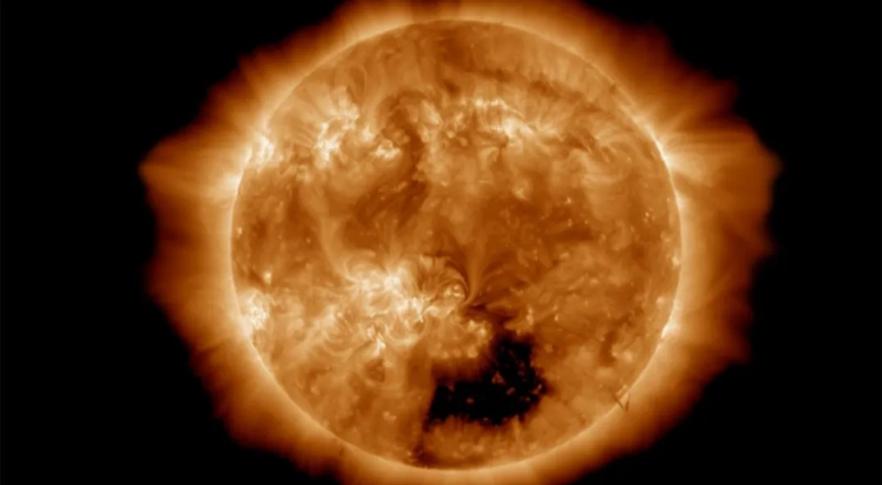 Descubren un agujero en el Sol 30 veces más grande que la Tierra