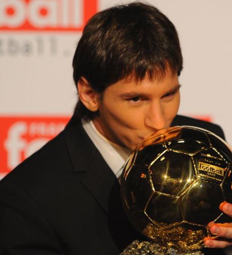 Lionel Messi recibe su primer Balón de Oro