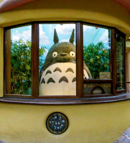 se estrena Mi vecino Totoro, de Hayao Miyazaki