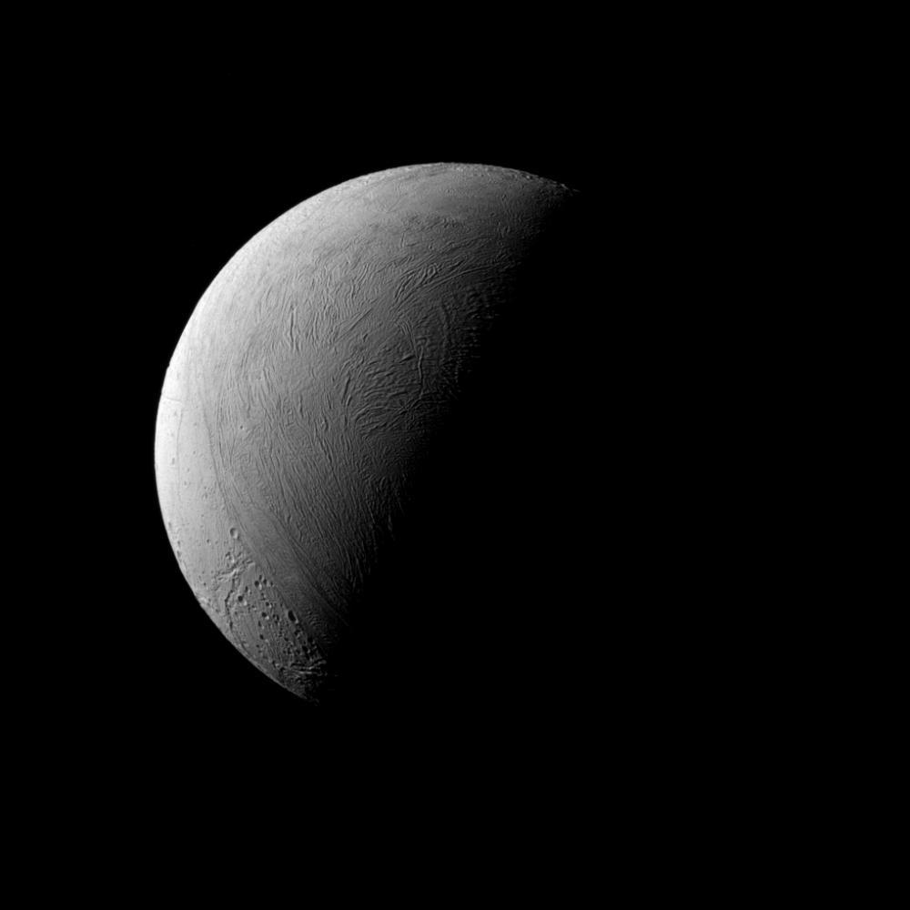 Enigmáticos orificios hallados sobre una luna de Saturno-0