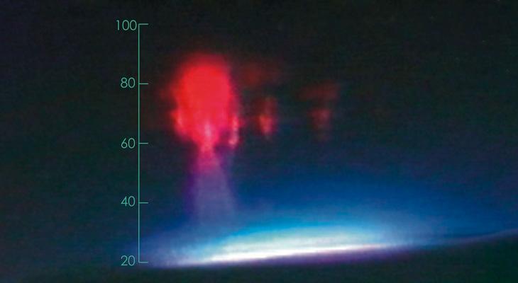 Raro fenómeno meteorológico: fotografían una medusa roja gigantesca en el cielo-0