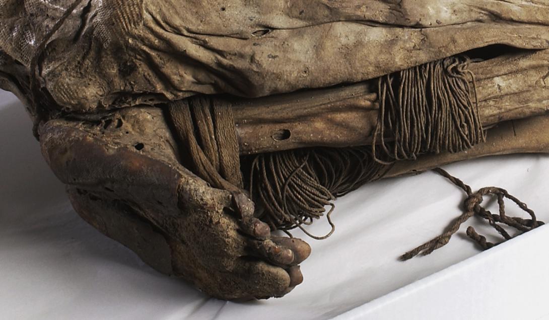 Encuentran momia preincaica en una extraña posición (fotos impresionantes)-0