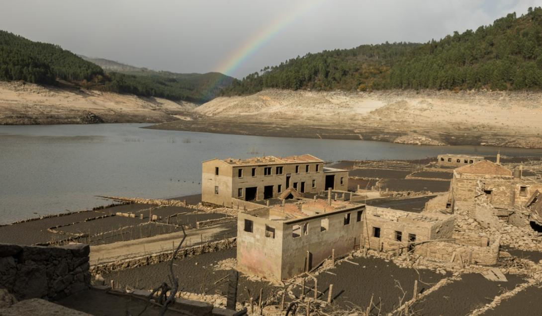 IMPACTANTE VIDEO: el “pueblo fantasma” que resurgió por la sequía, después de 30 años bajo el agua-0