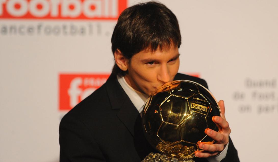 Lionel Messi recibe su primer Balón de Oro-0