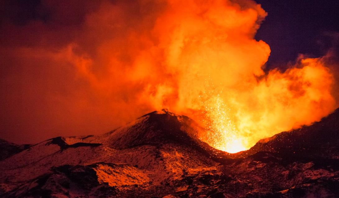 El volcán activo más grande del mundo entró en erupción (IMÁGENES)-0