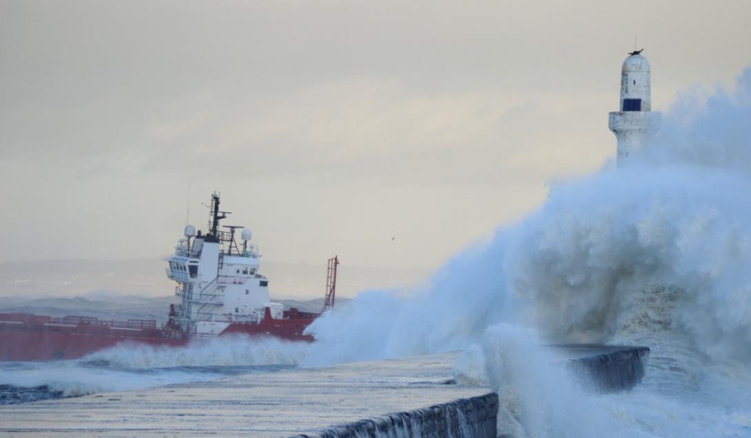 Una gigantesca “ola monstruo” impactó contra un crucero en la Antártida-0