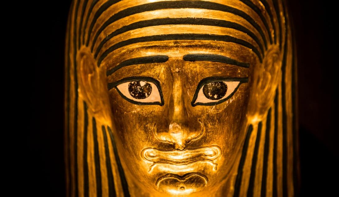 Descubren un “niño de oro momificado” con amuletos y piedras preciosas en su interior (FOTOS)-0