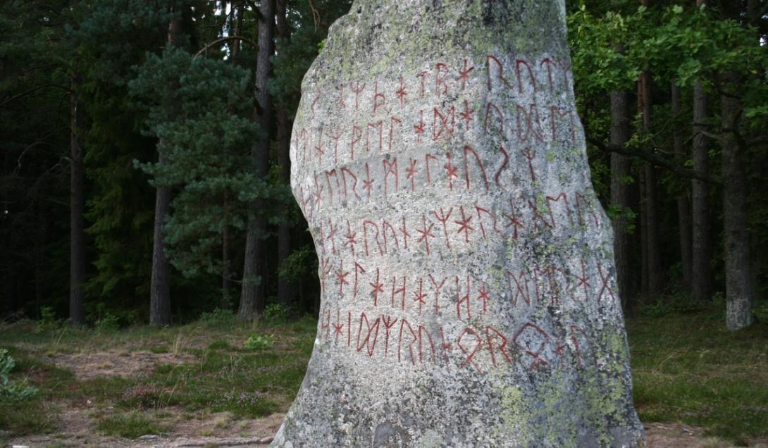 Encuentran la piedra rúnica más antigua del mundo-0